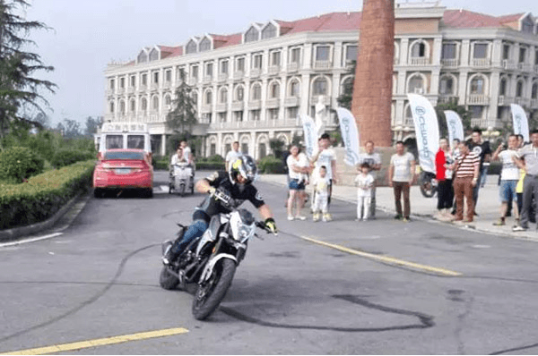 春风摩托车特技表演在骆马湖畔举行！